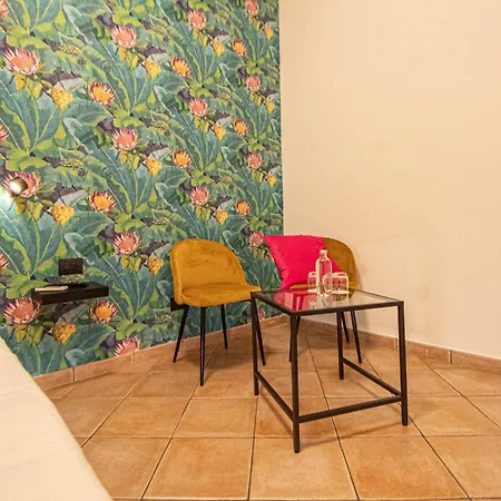 Rhome 34 Guest house